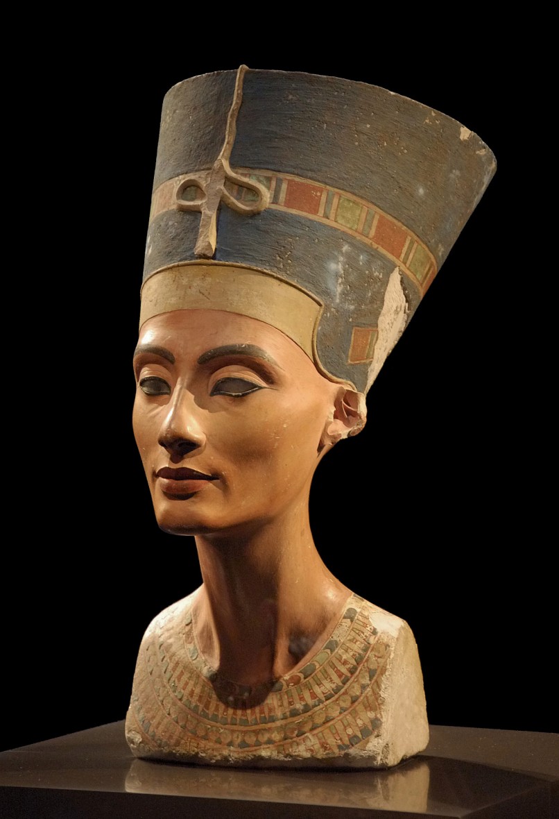 Billede af Nefertiti-busten, opdaget i Akhenatons hovedstad Amarna den 6. december 1912 (Foto: Philip Pikart)